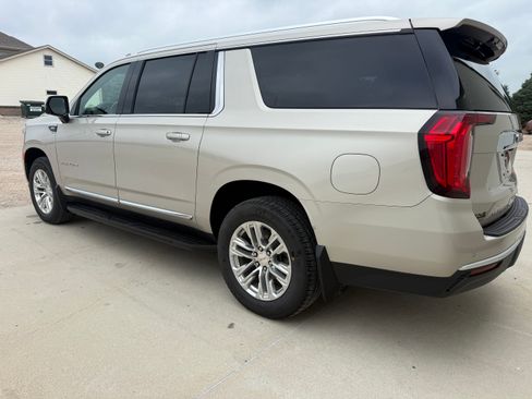 Used 2021 GMC Yukon XL SLT w/ SLT Luxury Package AWD/4WD image 4