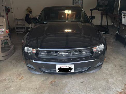 Used 2011 Ford Mustang Premium w/ 202A Rapid Spec Order Code RWD image 4
