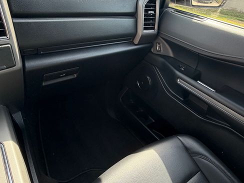 Used 2021 Ford Expedition Max XLT image 9