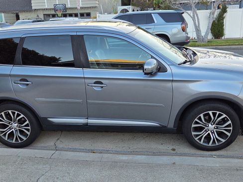 Used 2017 Mitsubishi Outlander SEL image 2