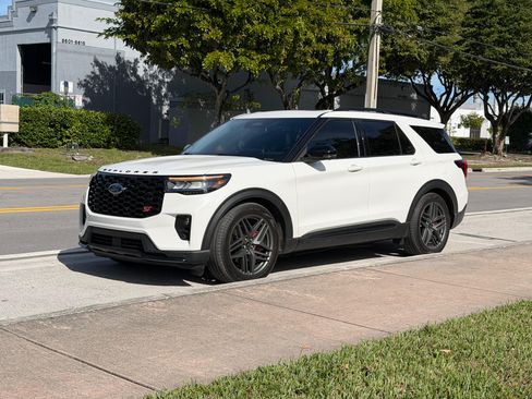 Used 2025 Ford Explorer ST image 1