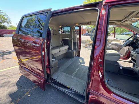 Used 2019 Toyota Sienna XLE w/ XLE Navigation Package FWD image 2