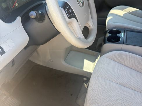 Used 2012 Toyota Sienna LE w/ Towing Pkg FWD image 6