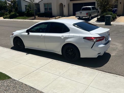 Used 2018 Toyota Camry SE w/ Convenience Package FWD image 1