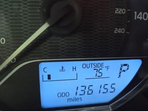 Used 2015 Toyota Corolla LE FWD image 2