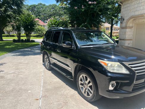 Used 2013 Lexus LX 570 4WD w/ Luxury Pkg w/Pre-crash image 4