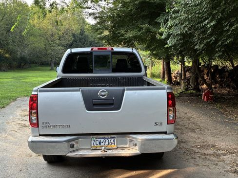 Used 2010 Nissan Frontier SE RWD image 6