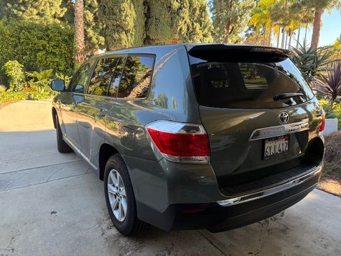 Used 2013 Toyota Highlander FWD image 2