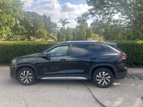 Used 2025 Volkswagen Tiguan S FWD image 1