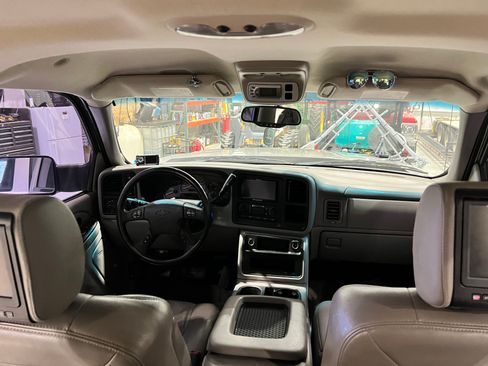 Used 2005 Chevrolet Silverado 2500 LT w/ Heavy-Duty Power Package image 16