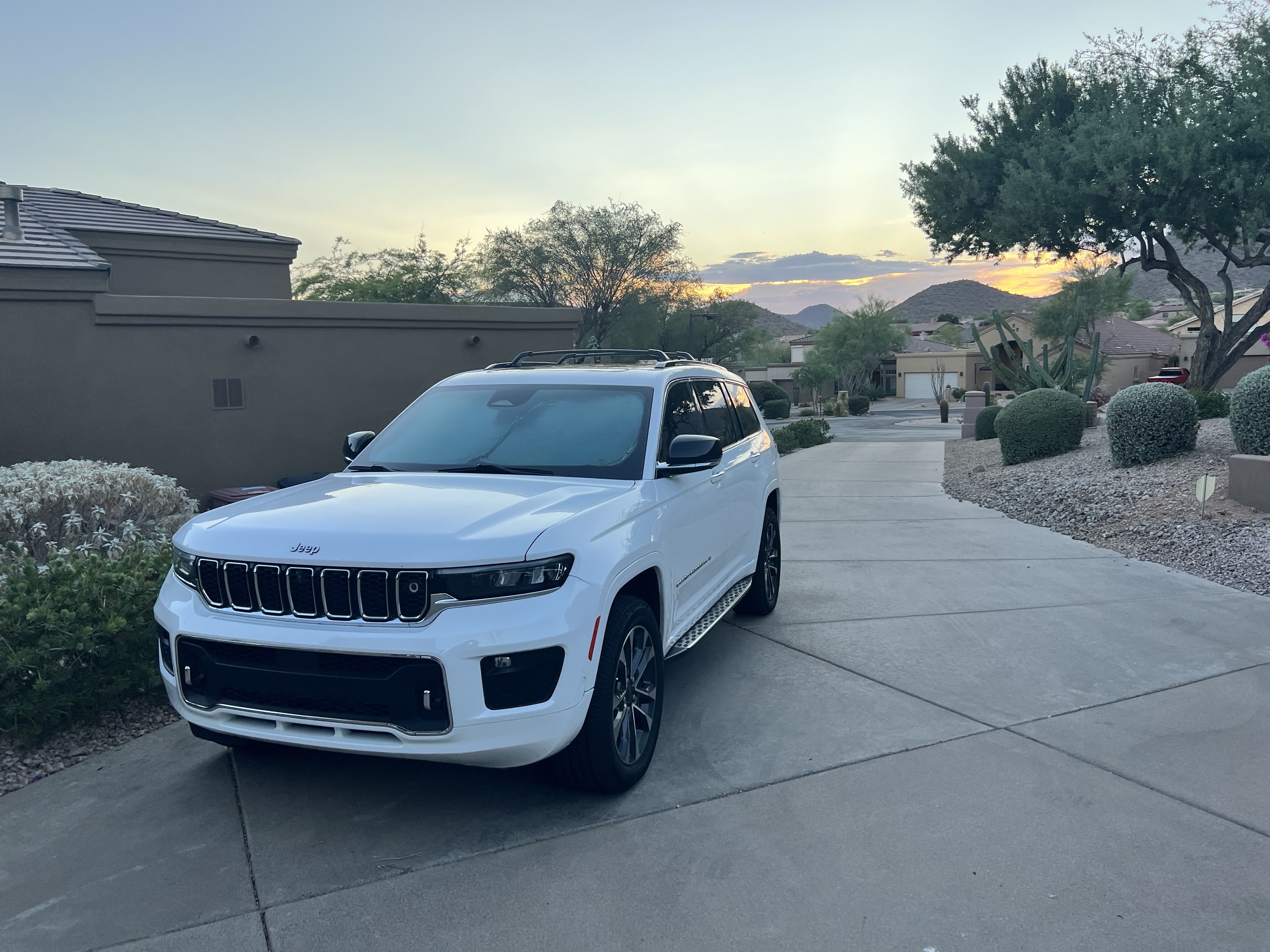 Used 2021 Jeep Grand Cherokee L Overland w/ Advanced Protech Group III AWD/4WD image 2