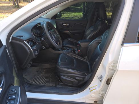 Used 2019 Jeep Cherokee Latitude w/ Popular Appearance Group image 8