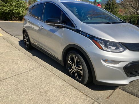 Used 2020 Chevrolet Bolt Premier w/ Infotainment Package image 2