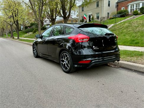 Used 2016 Ford Focus SE w/ SE Sport Package FWD image 4