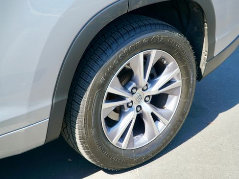 Used 2015 Toyota Highlander XLE FWD image 29