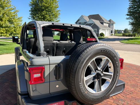 Used 2018 Jeep Wrangler Unlimited Sahara AWD/4WD image 5