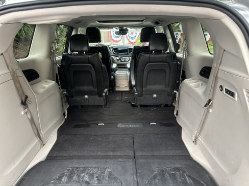 Used 2018 Chrysler Pacifica Limited w/ Advanced Safetytec Group FWD image 13