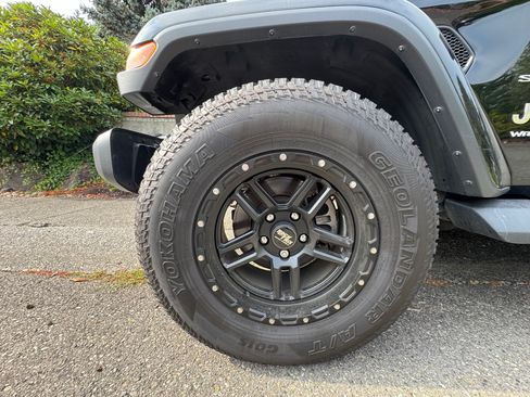 Used 2019 Jeep Wrangler Unlimited Sahara w/ Uconnect 4C Nav & Sound Group image 4