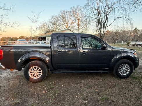 Used 2015 Nissan Frontier SV image 2