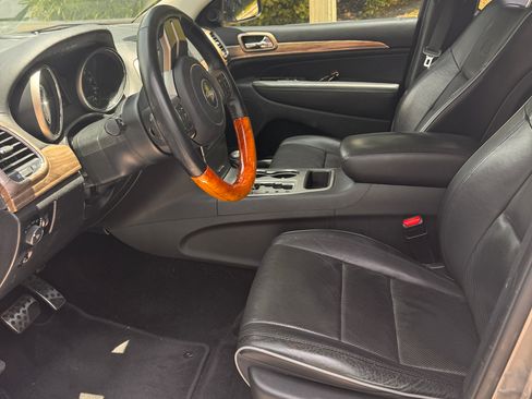 Used 2013 Jeep Grand Cherokee Overland RWD image 4