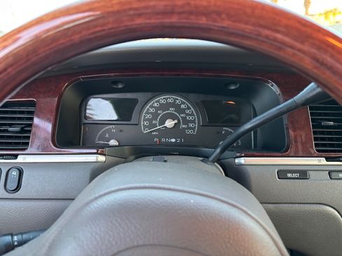 Used 2004 Lincoln Town Car Ultimate image 10