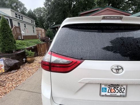 Used 2020 Toyota Sienna XLE Premium FWD image 8
