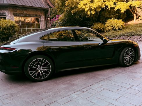 Used 2021 Porsche Taycan RWD image 9