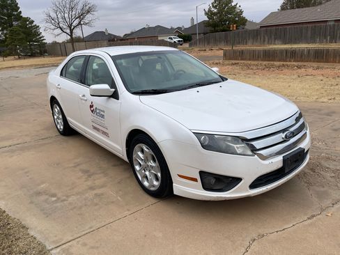 Used 2011 Ford Fusion SE image 2