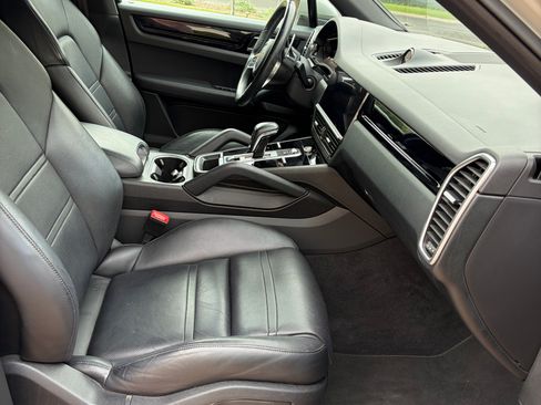 Used 2020 Porsche Cayenne AWD/4WD image 16