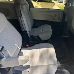 Used 2024 Toyota Sienna LE FWD image 4