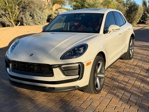 Used 2024 Porsche Macan image 1