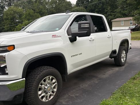 Used 2023 Chevrolet Silverado 2500 LT AWD/4WD image 2