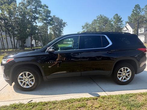 Used 2021 Chevrolet Traverse LT FWD image 1