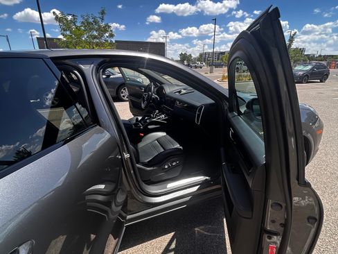Used 2020 Porsche Cayenne E-Hybrid Coupe AWD/4WD image 12