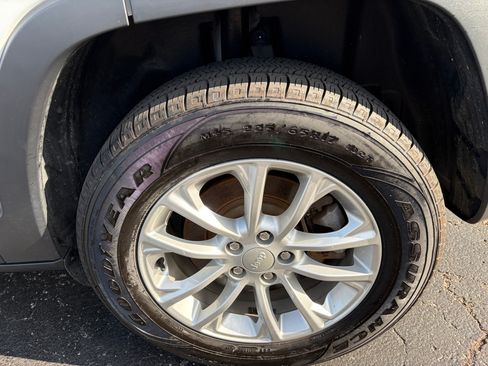 Used 2019 Jeep Cherokee Latitude w/ Popular Appearance Group image 15