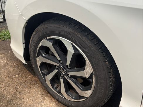 Used 2017 Honda Accord EX image 10