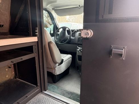 Used 2010 Ford E-250 and Econoline 250 Extended Van 3D image 8