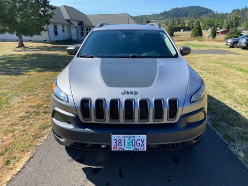 Used 2018 Jeep Cherokee Trailhawk w/ Comfort/Convenience Group AWD/4WD image 5
