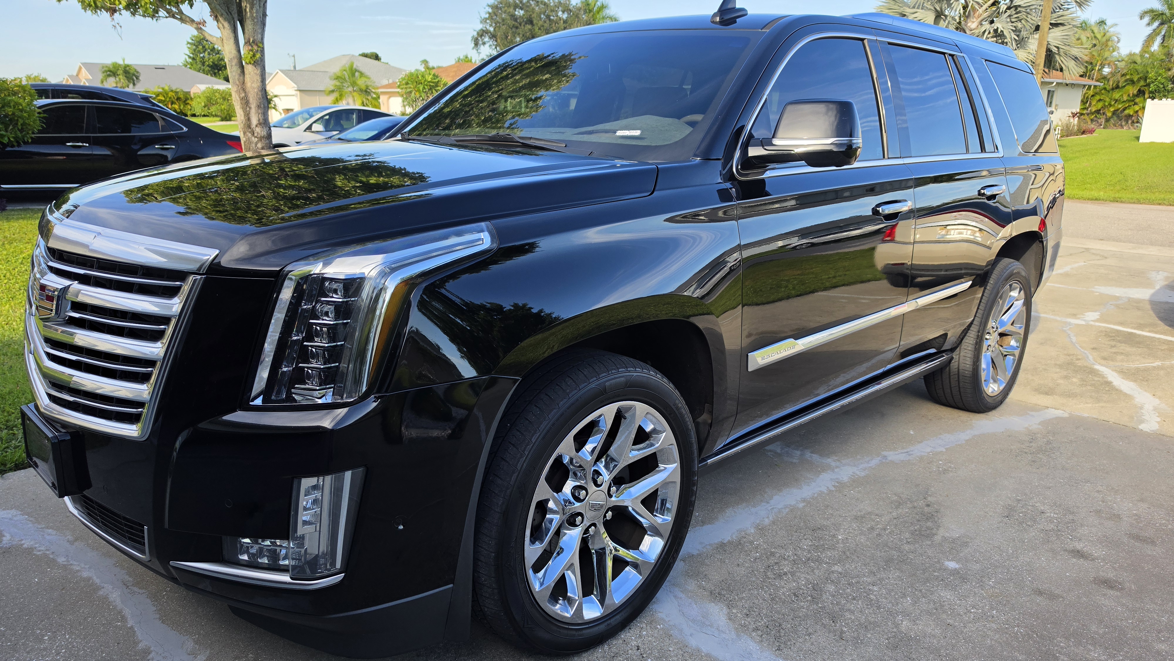 Used 2018 Cadillac Escalade Platinum AWD/4WD image 1