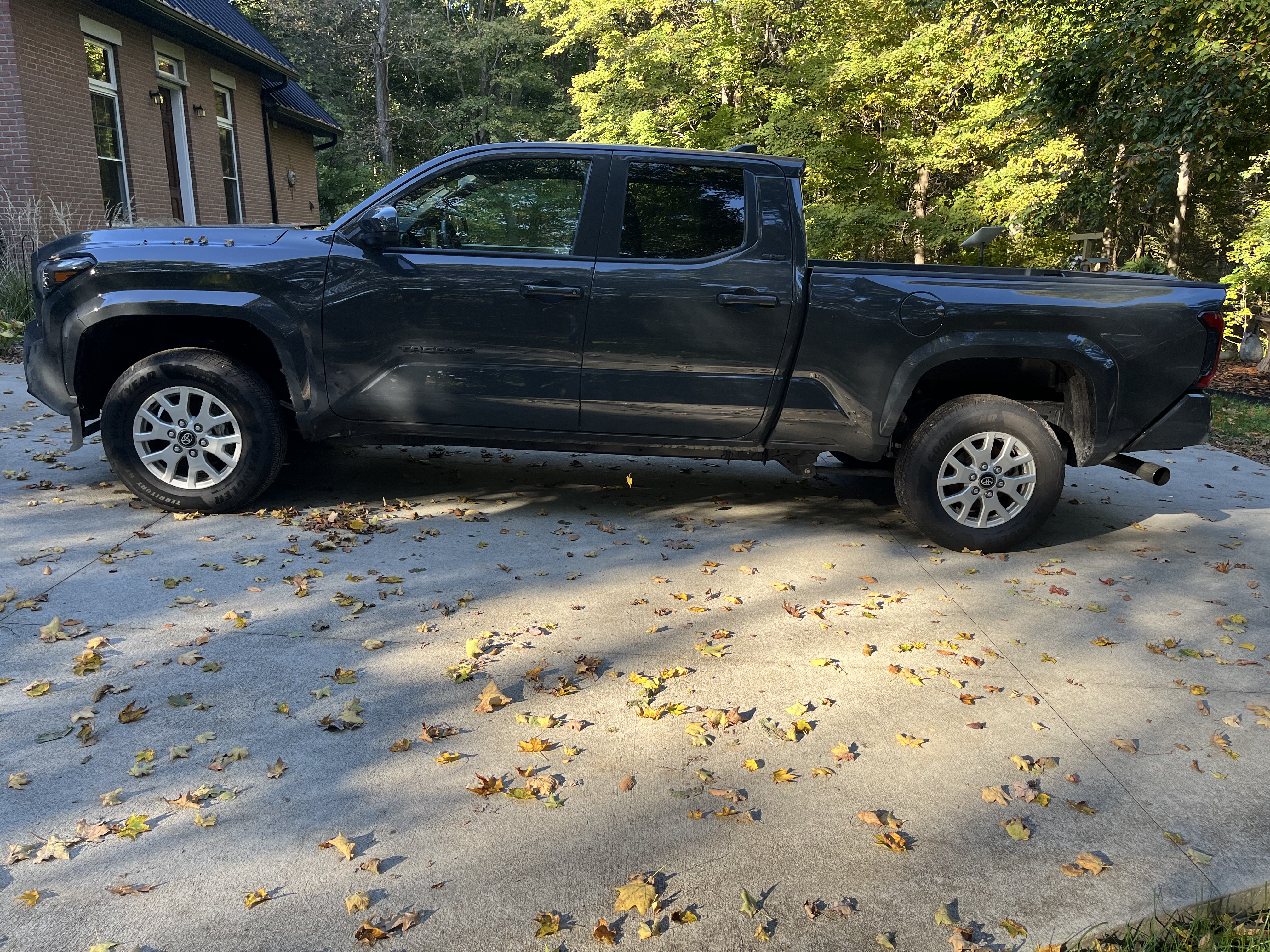 Used 2025 Toyota Tacoma SR5 AWD/4WD image 4