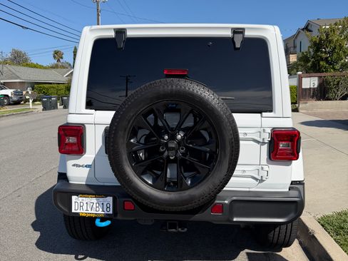 Used 2023 Jeep Wrangler Unlimited Sahara w/ Cold Weather Group AWD/4WD image 8