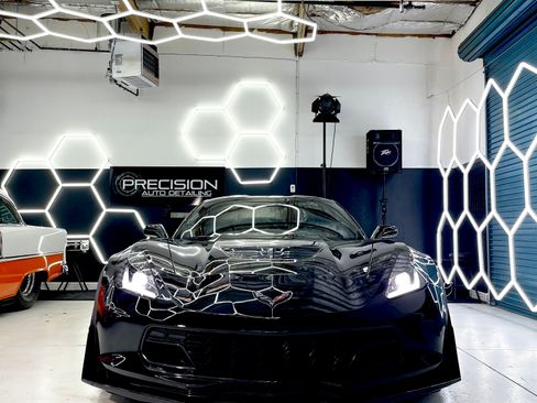 Used 2015 Chevrolet Corvette Z06 w/ 3LZ Preferred Equipment Group RWD image 5
