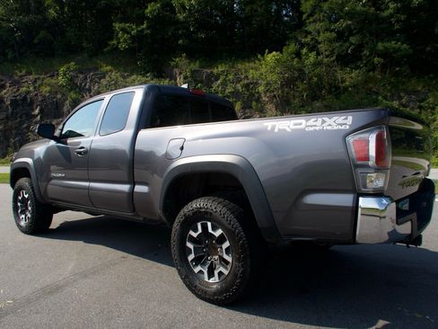 Used 2020 Toyota Tacoma TRD Off-Road AWD/4WD image 11