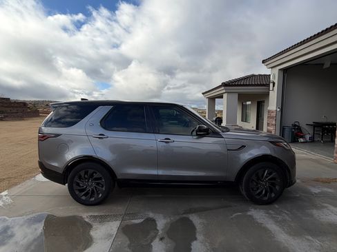 Used 2021 Land Rover Discovery S R-Dynamic image 9