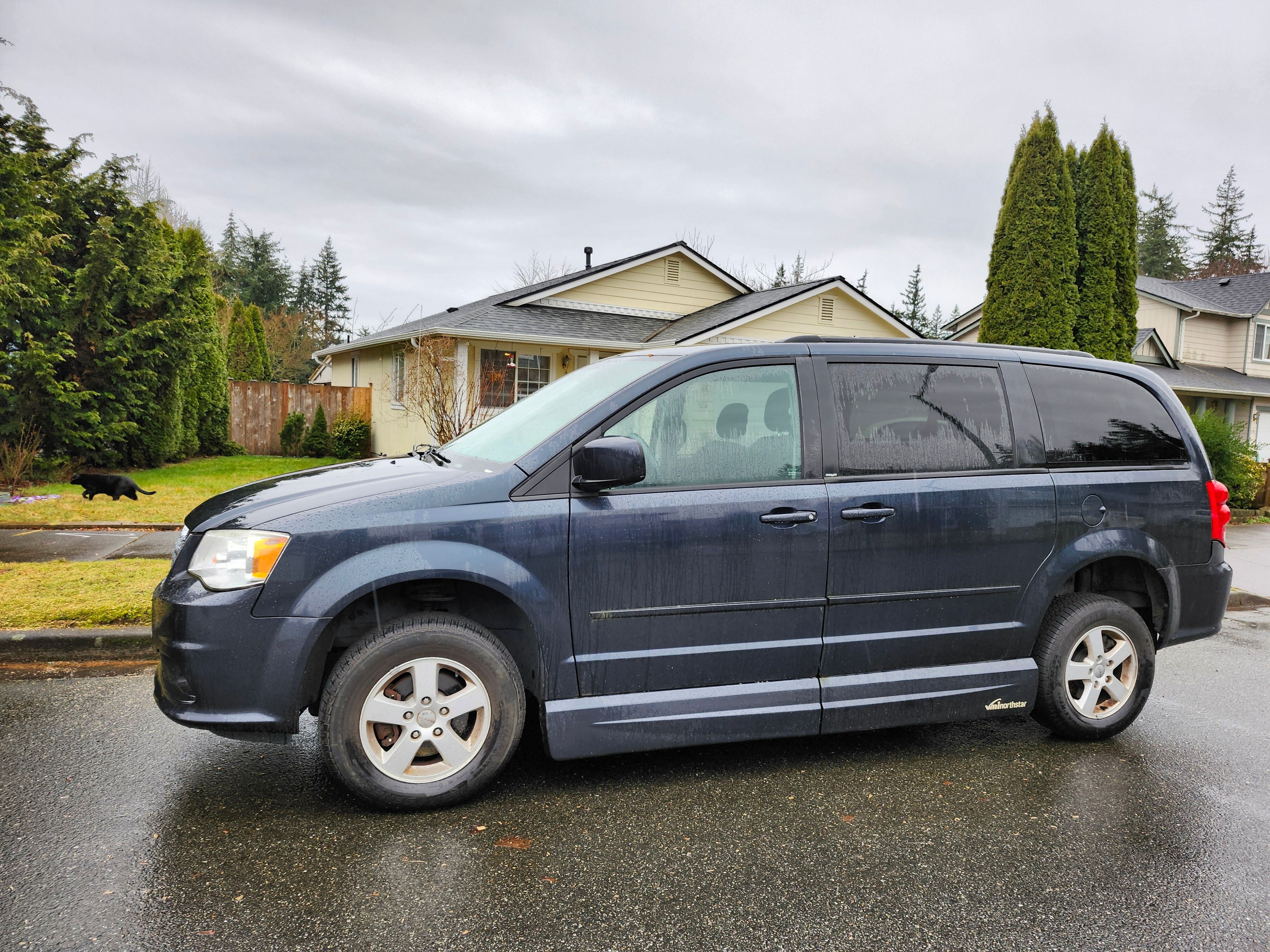 Used 2013 Dodge Grand Caravan SXT FWD image 1