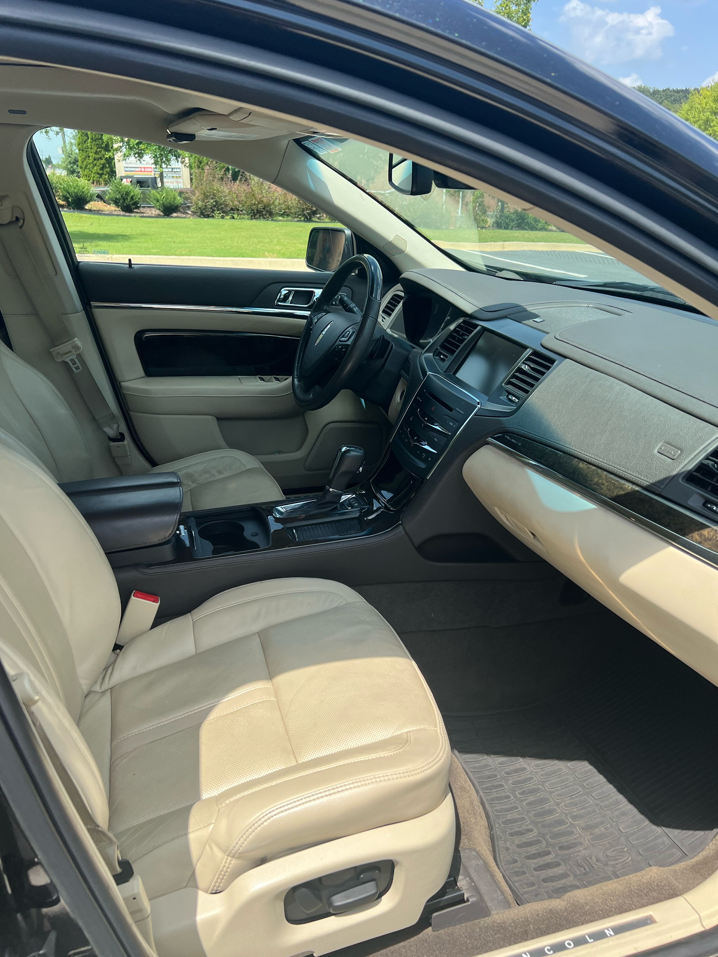 Used 2013 Lincoln MKS AWD image 4