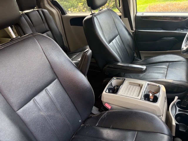 Used 2014 Chrysler Town & Country Touring FWD image 11