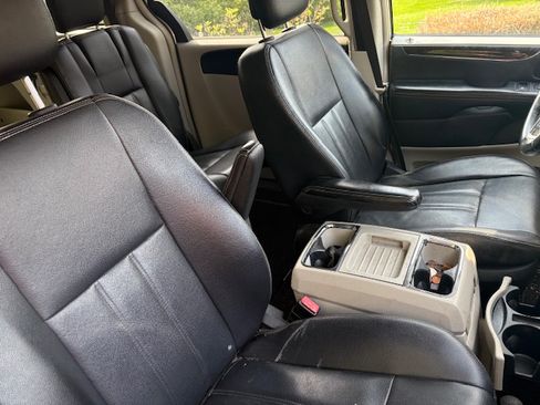 Used 2014 Chrysler Town & Country Touring FWD image 11