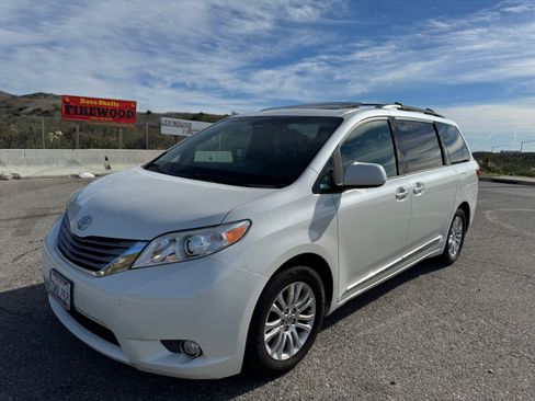 Used 2017 Toyota Sienna XLE image 8