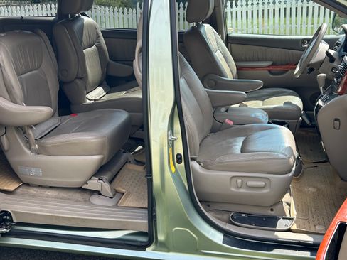 Used 2010 Toyota Sienna XLE image 12
